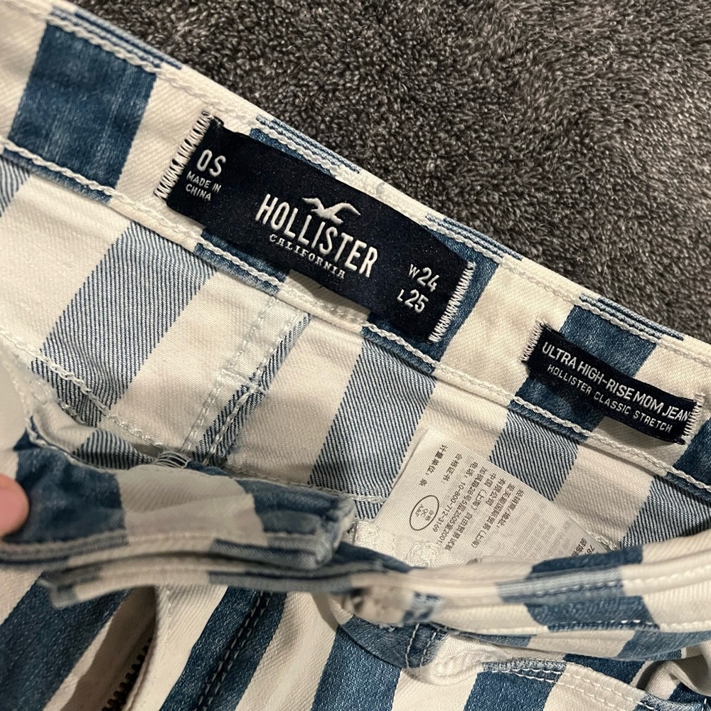 Blue and white Hollister ultra high rise mom jeans. perfect condition.